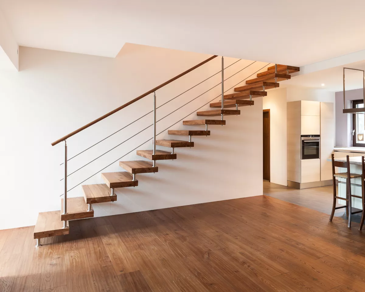 Moderne Holztreppe in einem offenen Wohnbereich