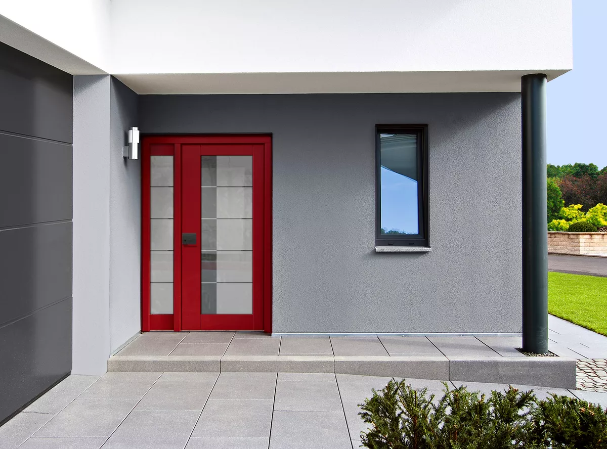 Moderne rote Haustür der Marke Kera mit verglastem Seitenteil und Glaselement im Türblatt