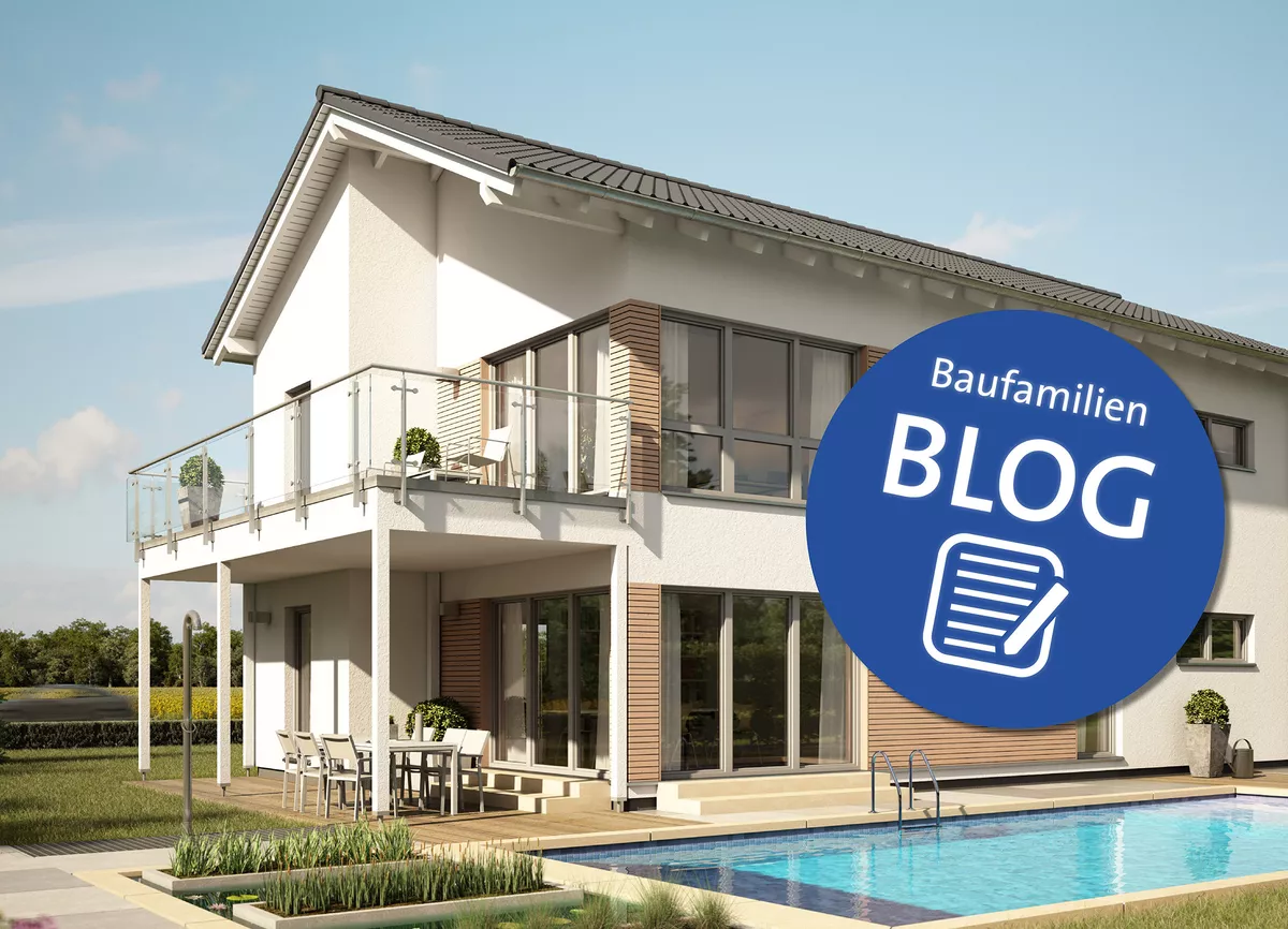 Gartenansicht auf Einfamilienhaus mit Pool - Blaues Icon mit Aufschrift Baufamilien Blog