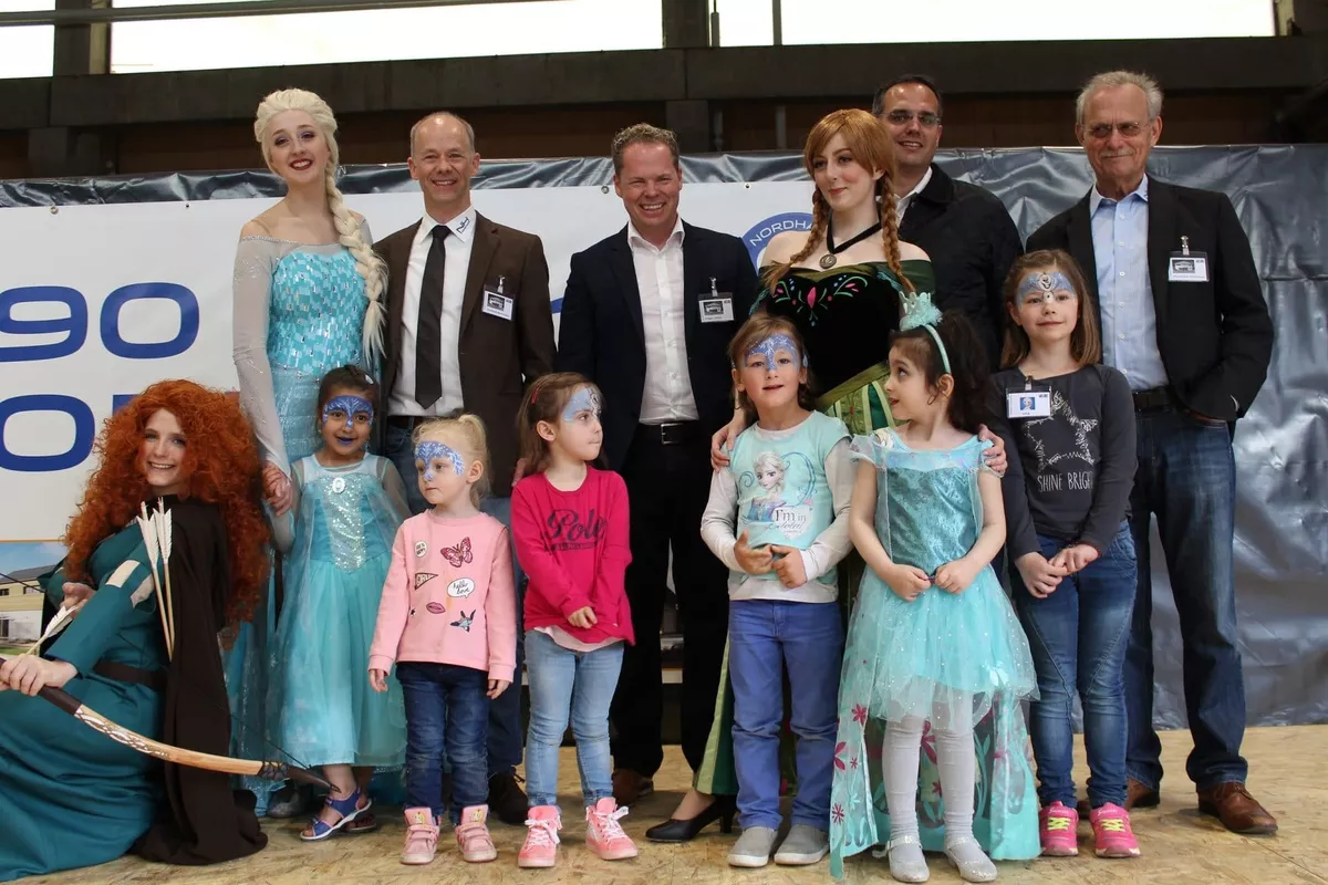Aufnahme der NORDHAUS Geschäftsführung mit Disney Darstellerinnen und Kindern am Tag der offenen Tür 2017